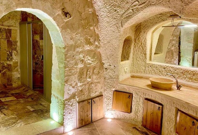 스위트 킹사이즈 침대, The Village Cave