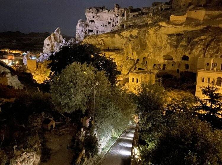 수피리어 룸, The Village Cave