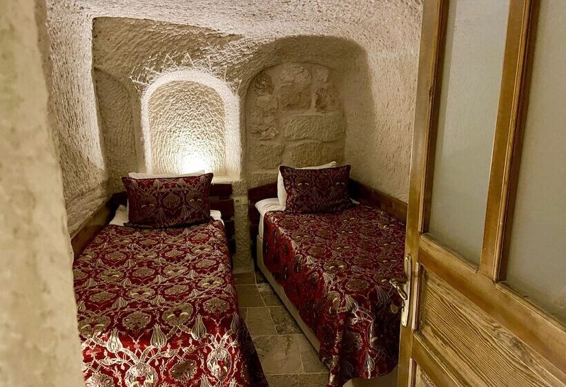 스위트 킹사이즈 침대, The Village Cave