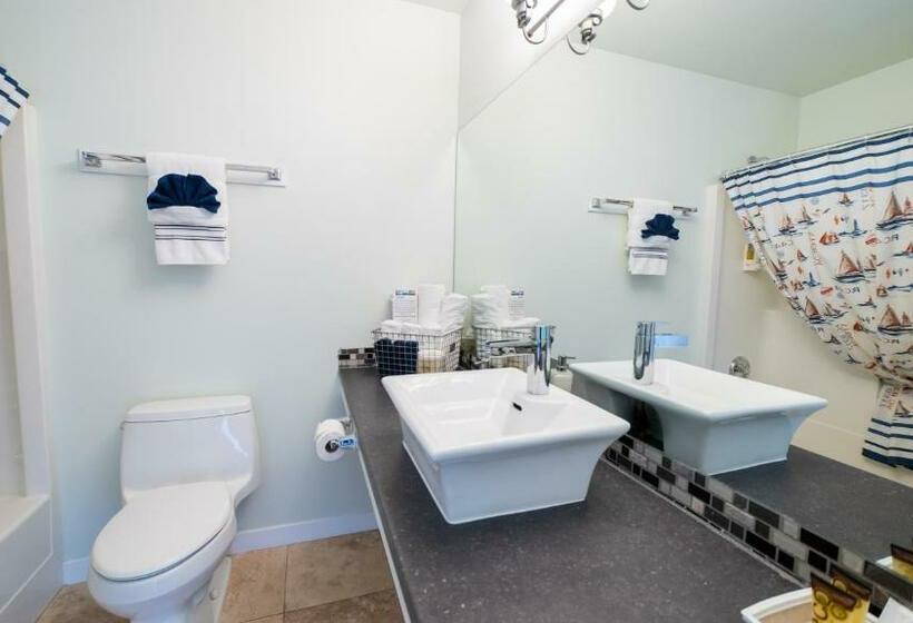 غرفة قياسية مطلّة علي البحر مزوَّدة بشُرفة, Tofino Motel Harborview