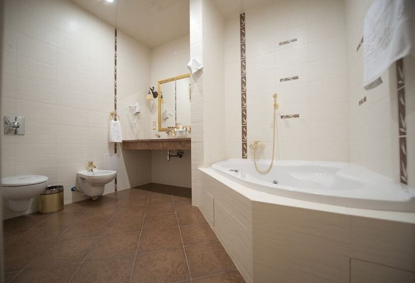 جناح, Deluxe Hotel Kupava