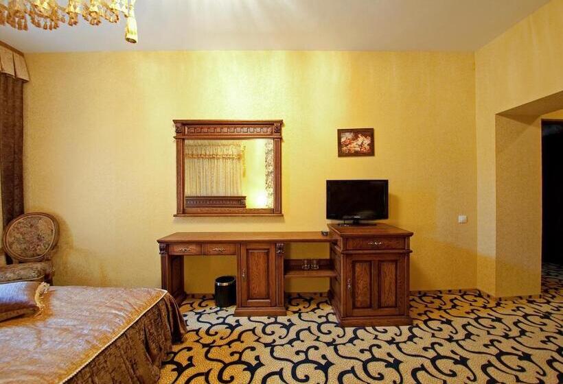 جناح جونيور, Deluxe Hotel Kupava