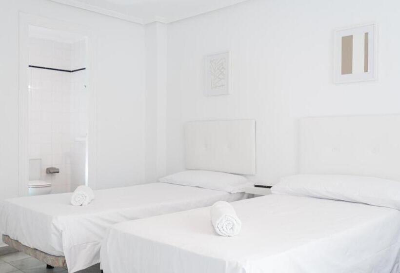 Номер Стандарт Трехместный, Hostal Alicia