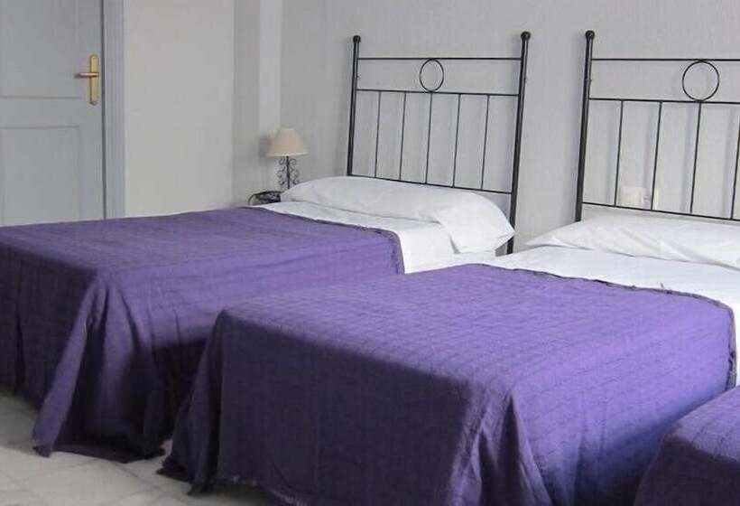 Номер Стандарт Трехместный, Hostal Alicia