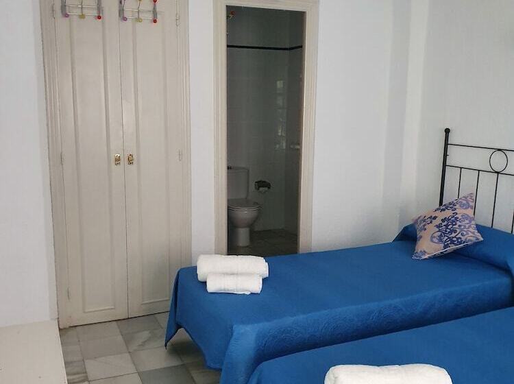 Номер Стандарт Трехместный, Hostal Alicia