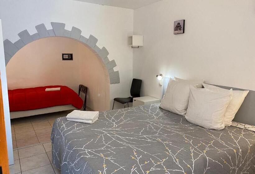 Трехместный Номер Комфорт, Logis Hôtel La Chaumière