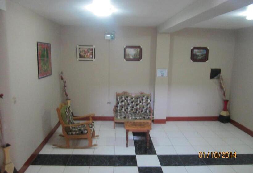 标准三人间, Hospedaje El Emperador