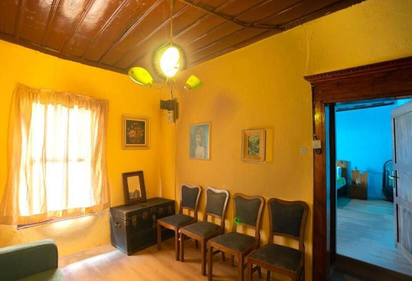 اتاق خانوادگی با سرویس بهداشتی مشترک, Theatre Old Town House