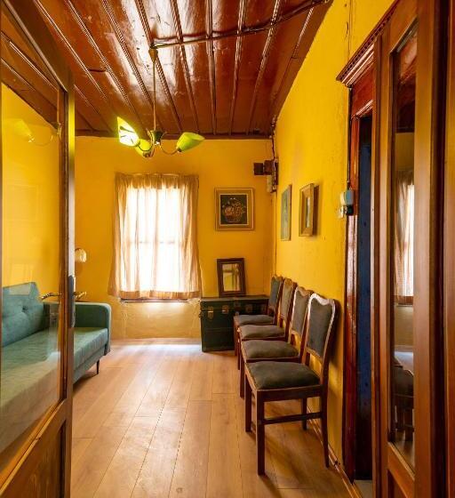 اتاق خانوادگی با سرویس بهداشتی مشترک, Theatre Old Town House