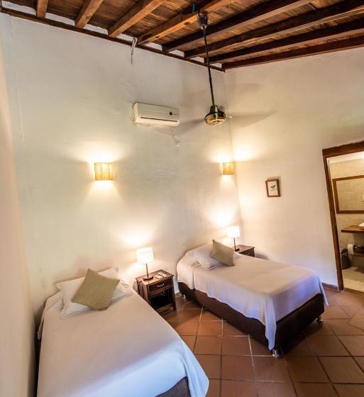 غرفة قياسية ثلاثية, La Casa Amarilla