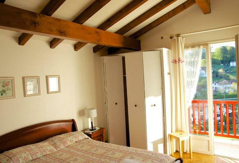 Номер Стандарт Вид на Город, Chambres D Hotes Garicoitz
