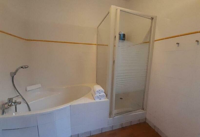 Семейный Номер Престиж, Auberge De Kerveoc H