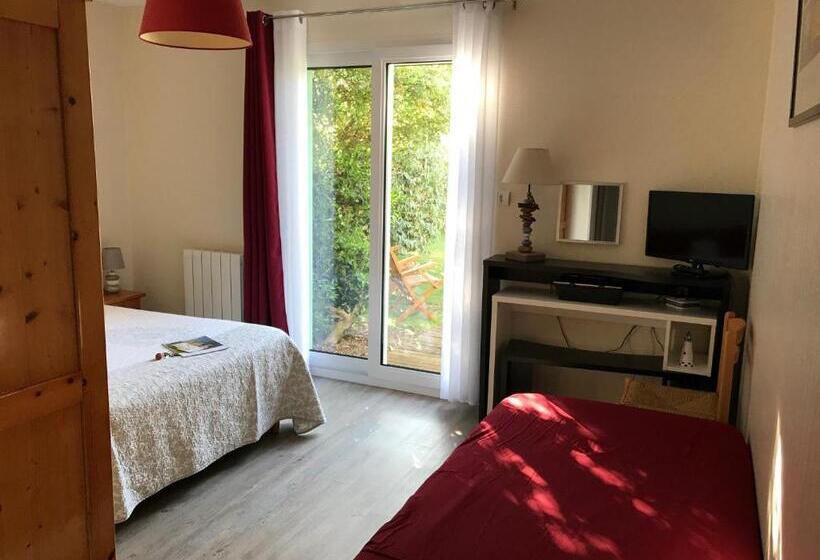 庭の見えるスタンダードトリプルルーム, Aux Tamaris