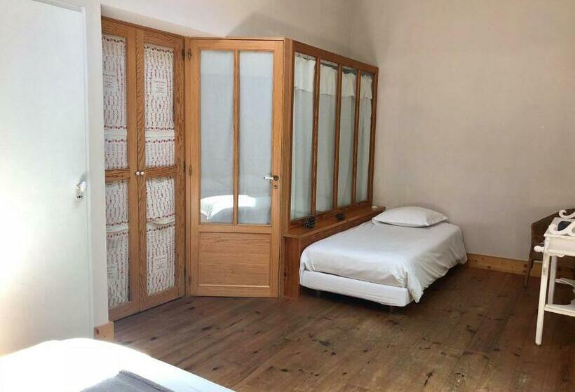 Номер Стандарт Трехместный, Le Pavillon Bleu
