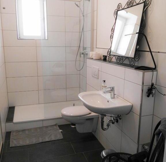 Quarto Triplo Estandar Banheiro Compartilhado, Bkarlsruhe.de