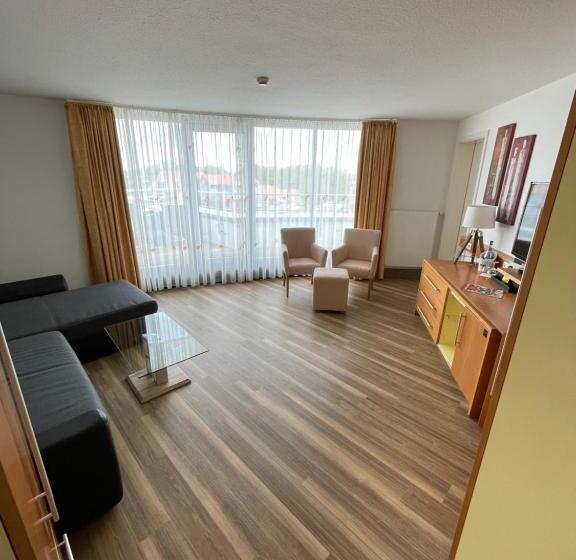 Suite with lake view, Nordseehotel Benser Hof Am Hafen