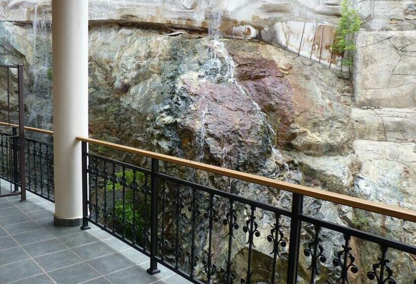 اتاق استاندارد چهارنفره با بالکن, Mountain Rose Hotel & Restaurant