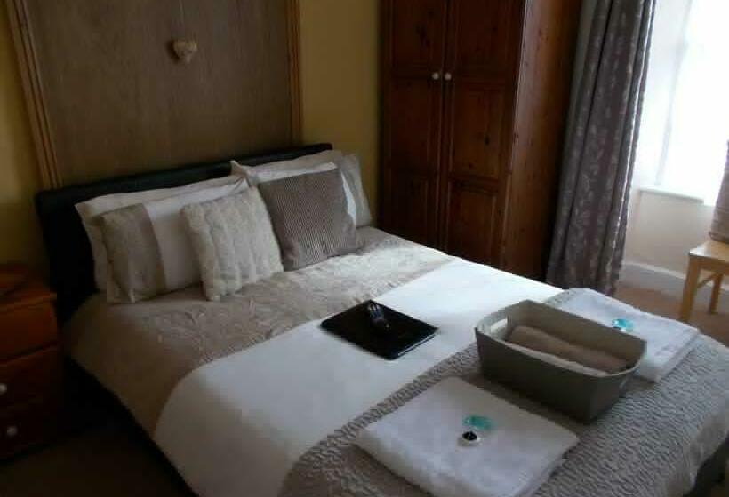 חדר בסיסי, The White Lion