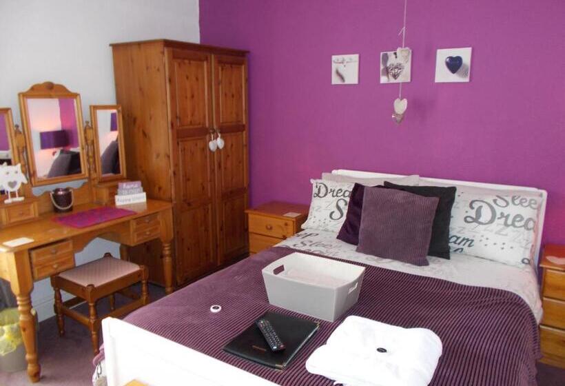 חדר משפחתי, The White Lion