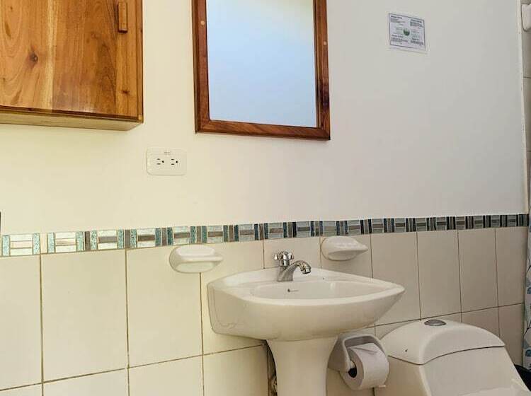Номер Стандарт Трехместный, Hostal White House Galapagos