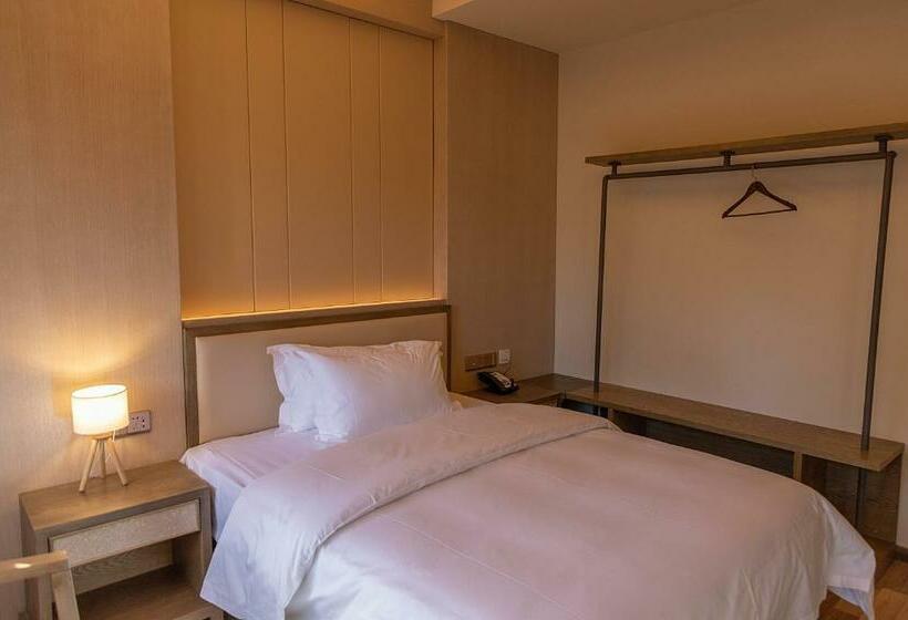 Номер Стандарт, The Hump Hostel