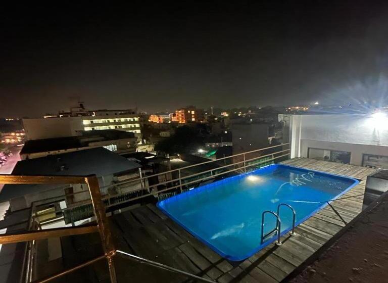 اتاق لوکس, Gvs 24 Club, Rooftop Cafe! Swimming Pool! Karaoke Music!