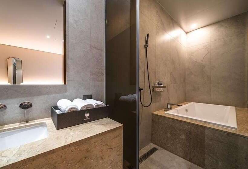 Номер Deluxe, Uiwang Milos