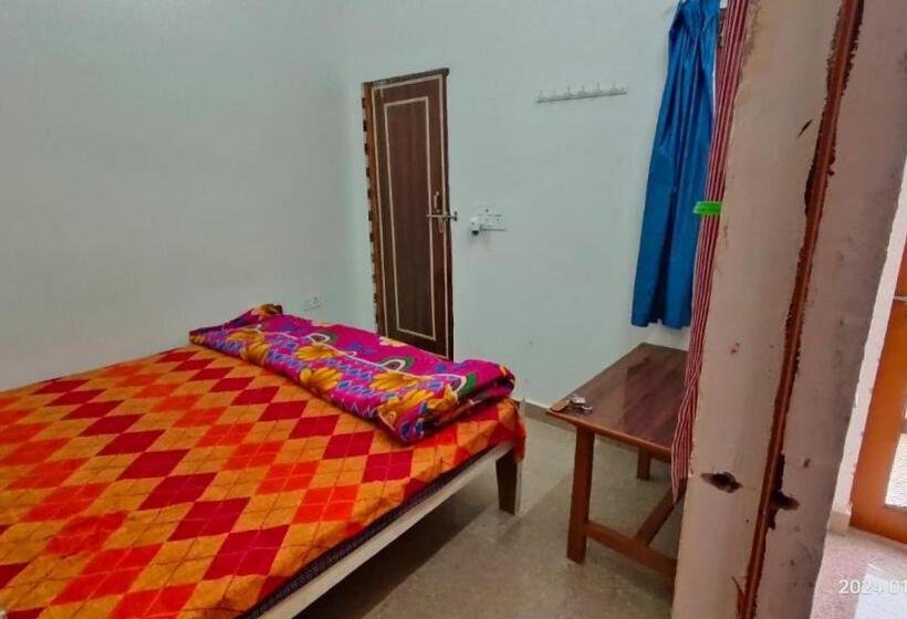 Quarto Triplo Estandar, Gopal Sadan 2