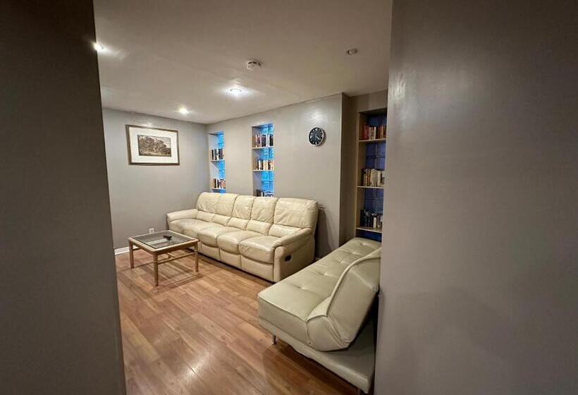 ルームシェアのワンベッド, Nox Hostel