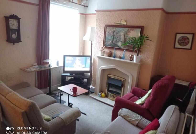 اتاق استاندارد با سرویس بهداشتی مشترک, Coronation Street Style Guest House