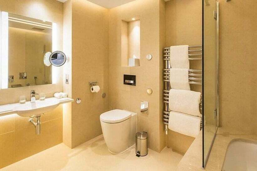 Номер Deluxe, One Warwick Park
