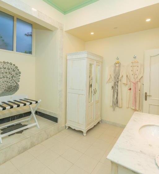 Standard Room, Laalee