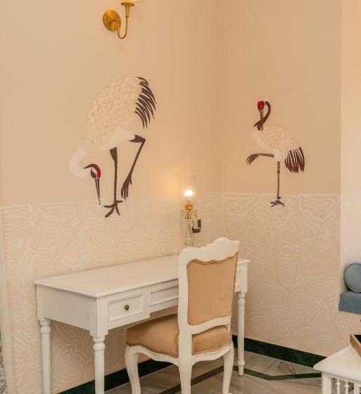 Deluxe Room, Laalee