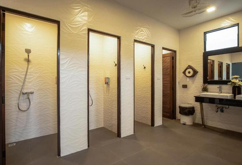 Кровать в Многоместном Номере с Общей Ванной, Sea Beach Hostel & Club Aonang Beachfront