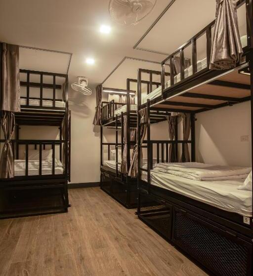 Кровать в Многоместном Номере с Общей Ванной, Sea Beach Hostel & Club Aonang Beachfront