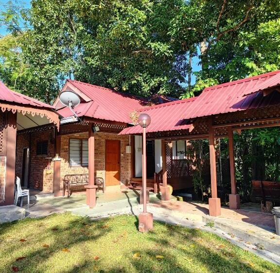 Трехместный Номер Классика, D Impiana Riverview Chalet # Lenggong