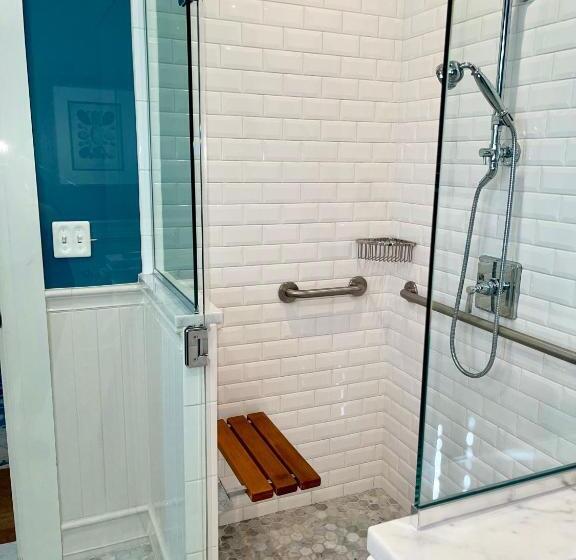 Номер Стандарт Кровать Кинг Адаптированный для Инвалидов, Hannum House