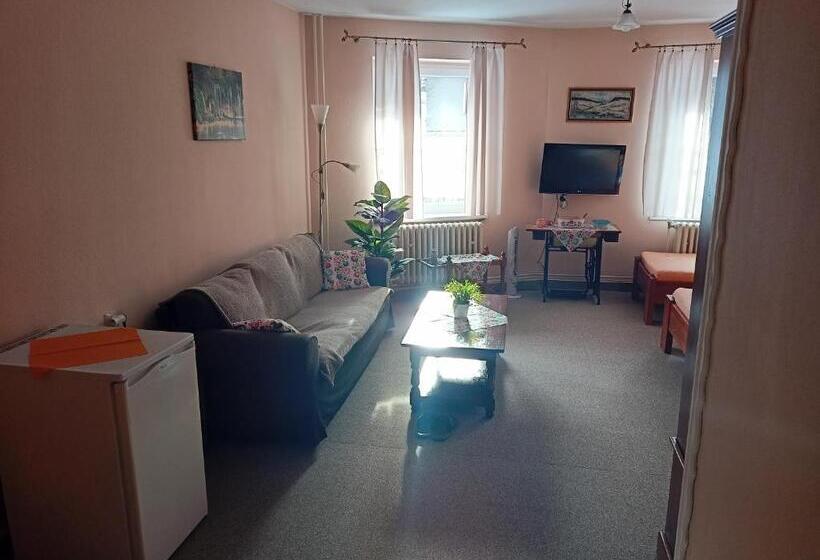 Номер Deluxe, Koloniál Skalité