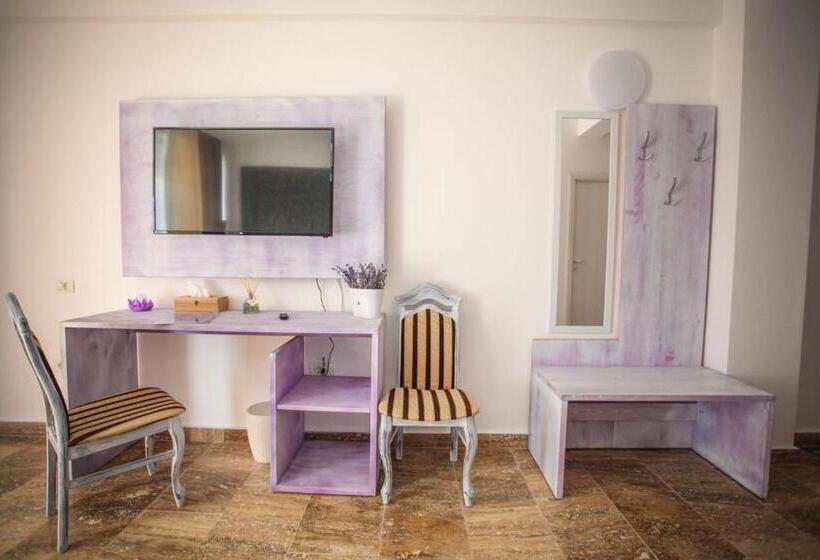 اتاق خانوادگی, Lavender Villa