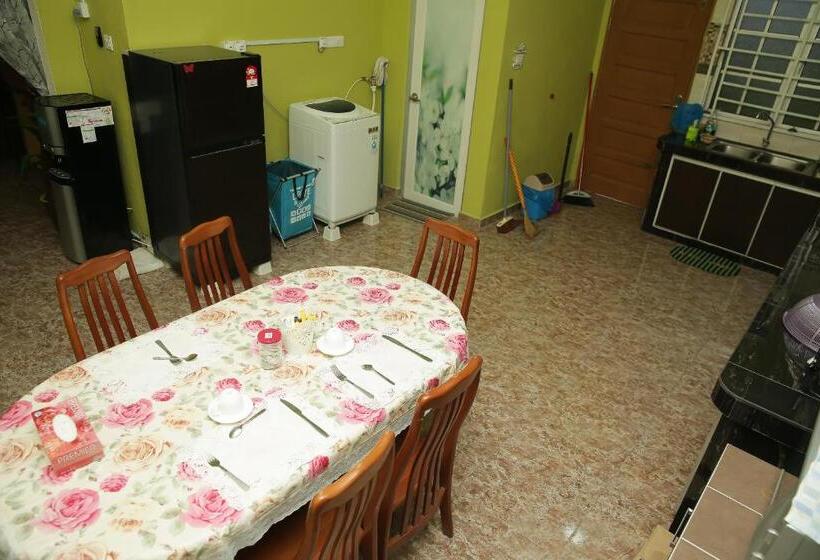 3 Bedroom Suite, Airport Kota Bharu Roomstay & Riverside Homestay