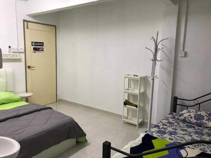 اتاق ساده سه‌ نفره, Airport Kota Bharu Roomstay & Riverside Homestay