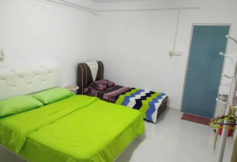 اتاق ساده سه‌ نفره, Airport Kota Bharu Roomstay & Riverside Homestay