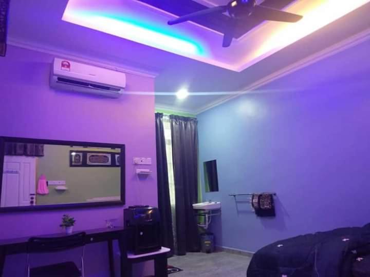 اتاق استاندارد سه تخته با بالکن, Airport Kota Bharu Roomstay & Riverside Homestay