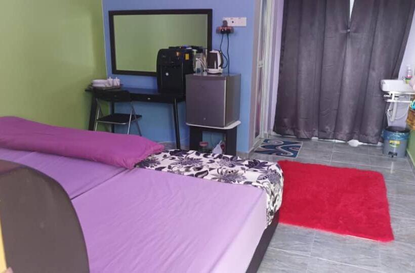 اتاق استاندارد سه تخته با بالکن, Airport Kota Bharu Roomstay & Riverside Homestay