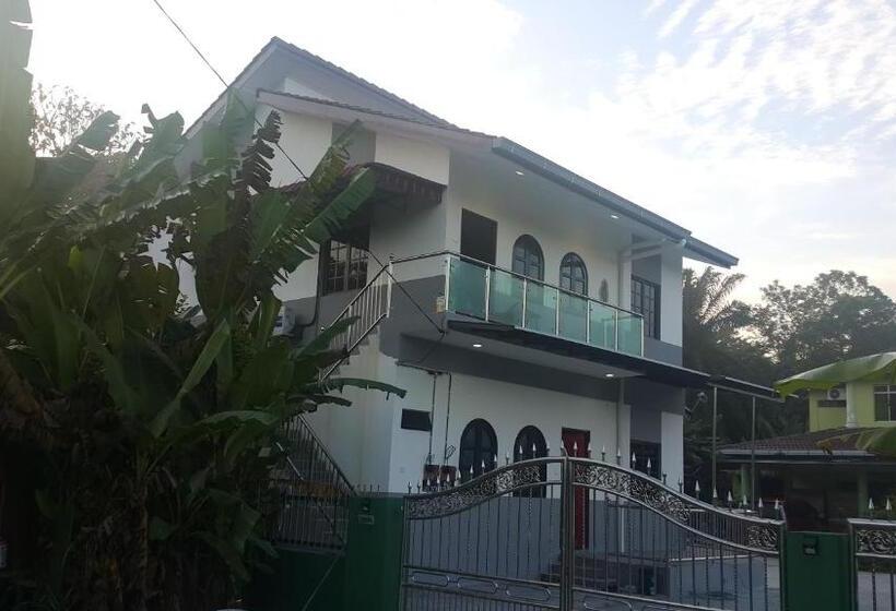 Дом 3 Спальни, Mri Residence   Homestay In Sg Buloh With Swimming Pool   No Pork&alcohol Allowed