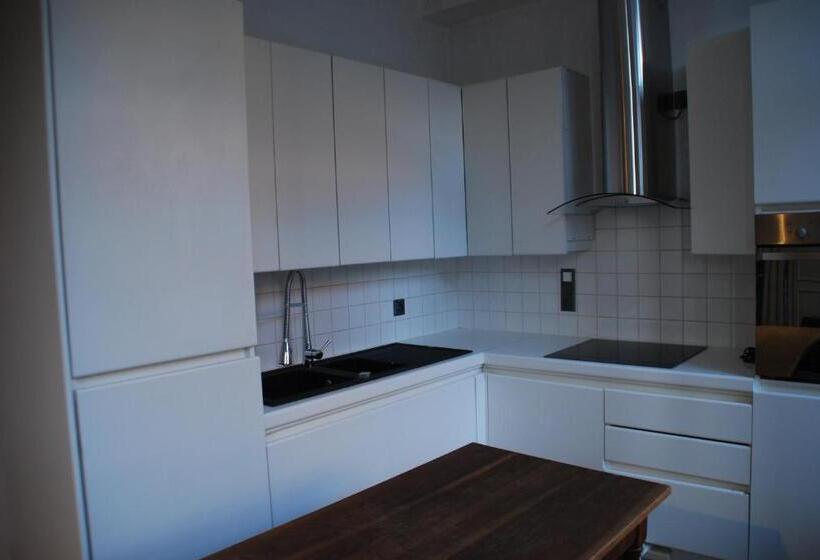 Семейный Номер, Skindles Guesthouse