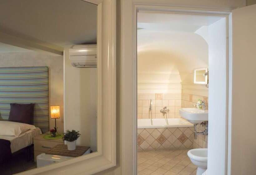 اتاق استاندارد سه نفره, Rossocorallo B&b