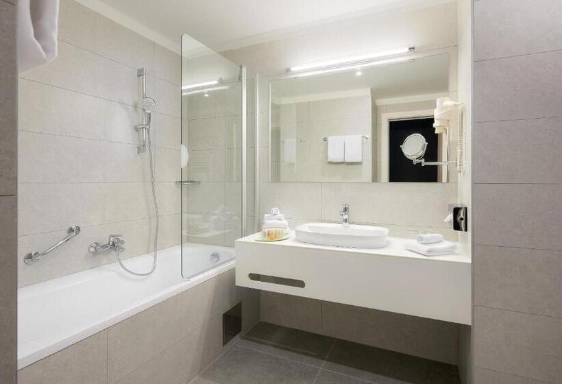 Трехместный Номер Superior, Salona Palace