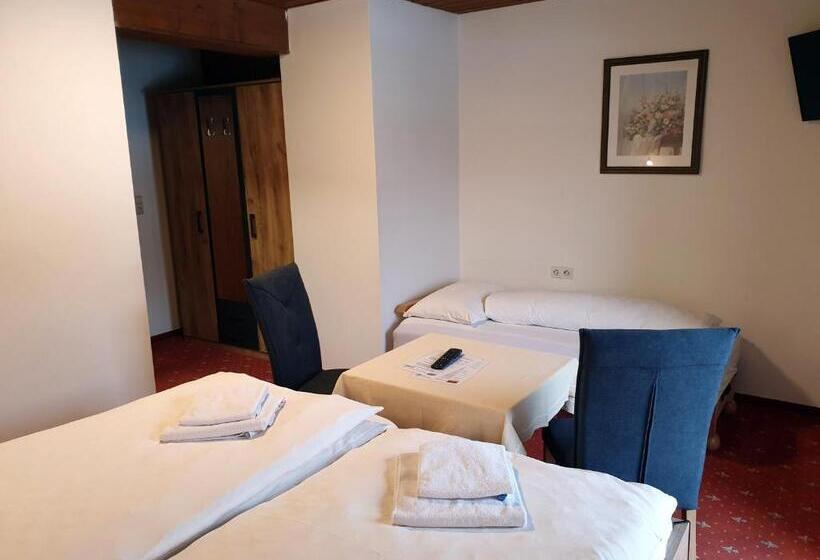 Трехместный Номер Стандарт с Балконом, Landgasthof Hotel Zehenthof
