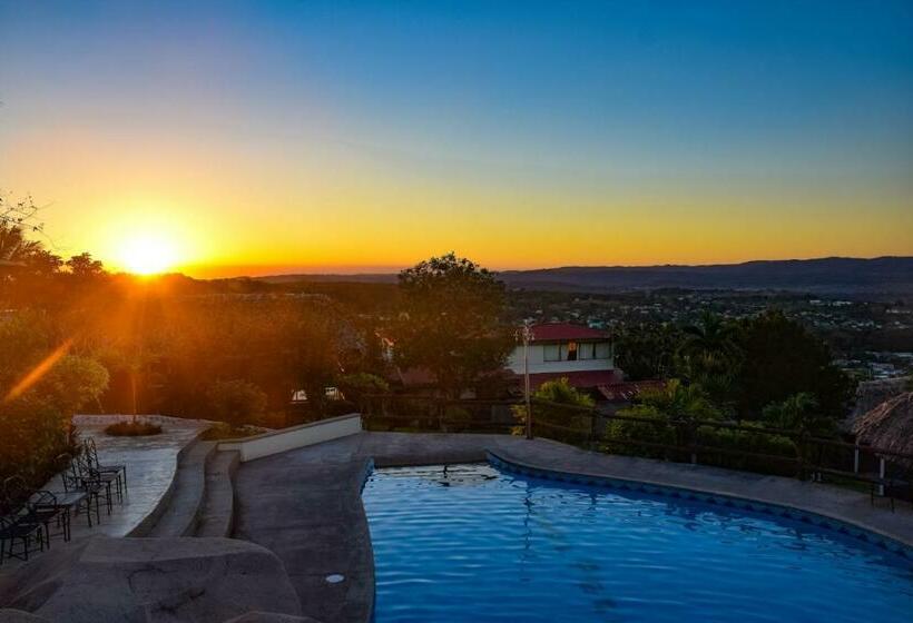 بانگلوی استاندارد, Cahal Pech Village Resort